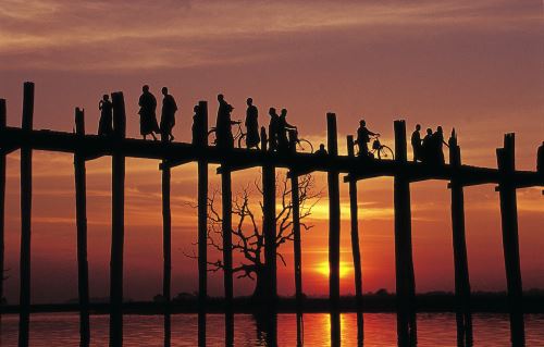 Sunset-U-Bein-Bridge-Amarapura