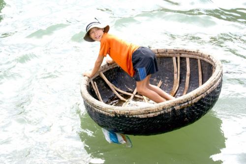 Un-enfant-dans-un-bateau-panier